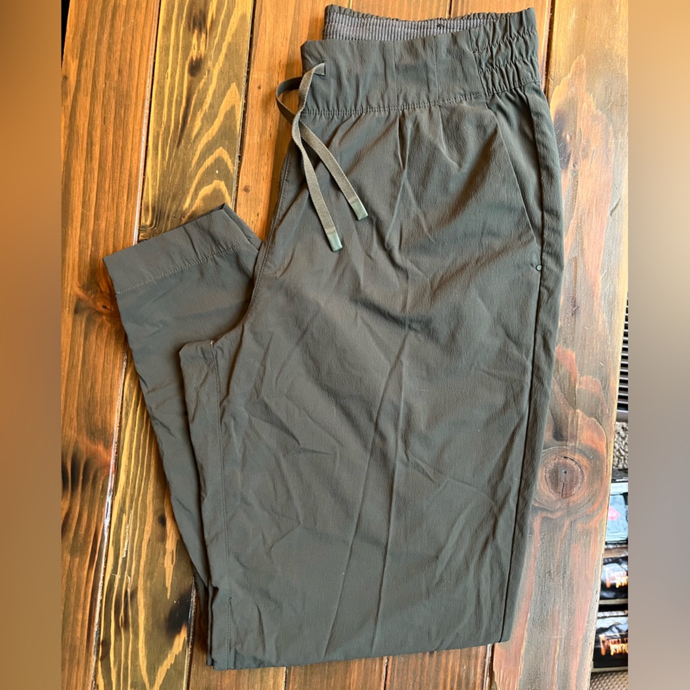 REI Active Pursuit Pants in Olive. Women’s Medium.